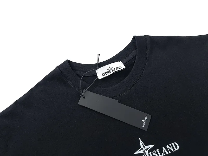 W668#P110💰 Popular item on the platform [Stone lsland/Stone Island compass armband printed short-sleeved T-shirt] ⚠️[Original creation with high control of details] -Made of 230g combed cotton 32-count double yarn, soft and comfortable to the touch, sweat-absorbent and breathable. -Simple basic and versatile style, original quality, the first choice for couples. -Made in a large factory, four needles and five threads on the shoulder, neat alignment, high quality workmanship. -Same style for men and women. Very versatile, one piece for everyone, the details are clearly visible. Color: Black Size: M L